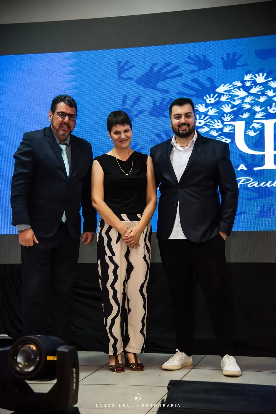 Três convidados no palco da Convenção Meepe 2025