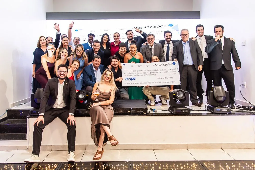 Grupo reunido no palco da Convenção Meepe 2025