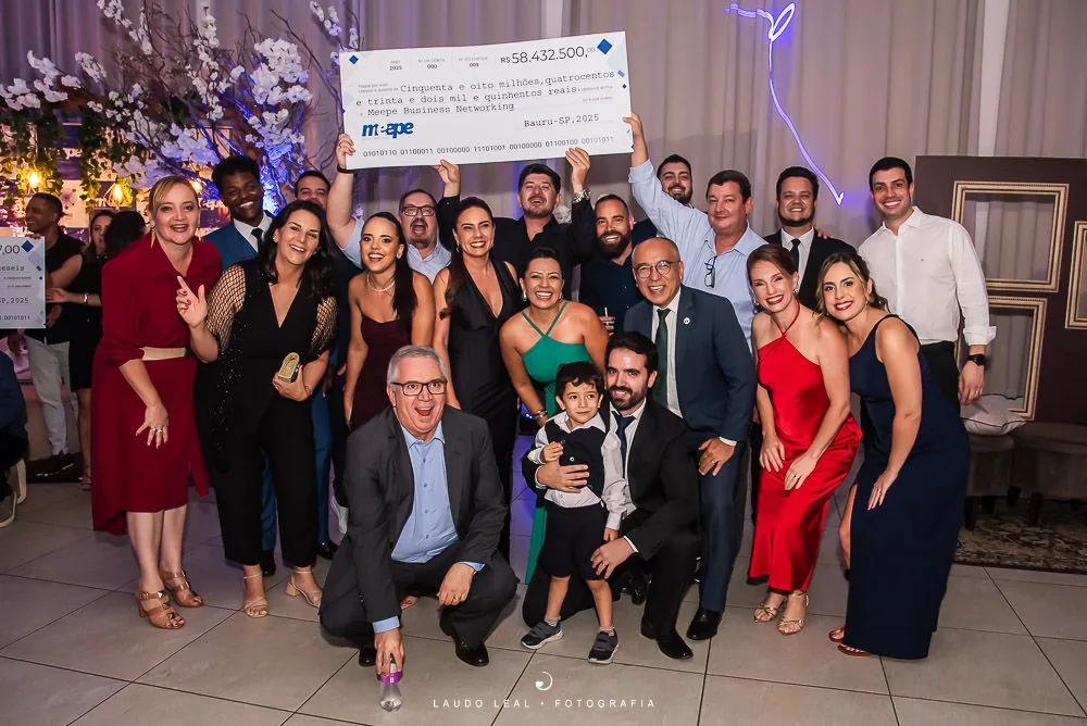 Membros comemorando na festa da Convenção Meepe 2025