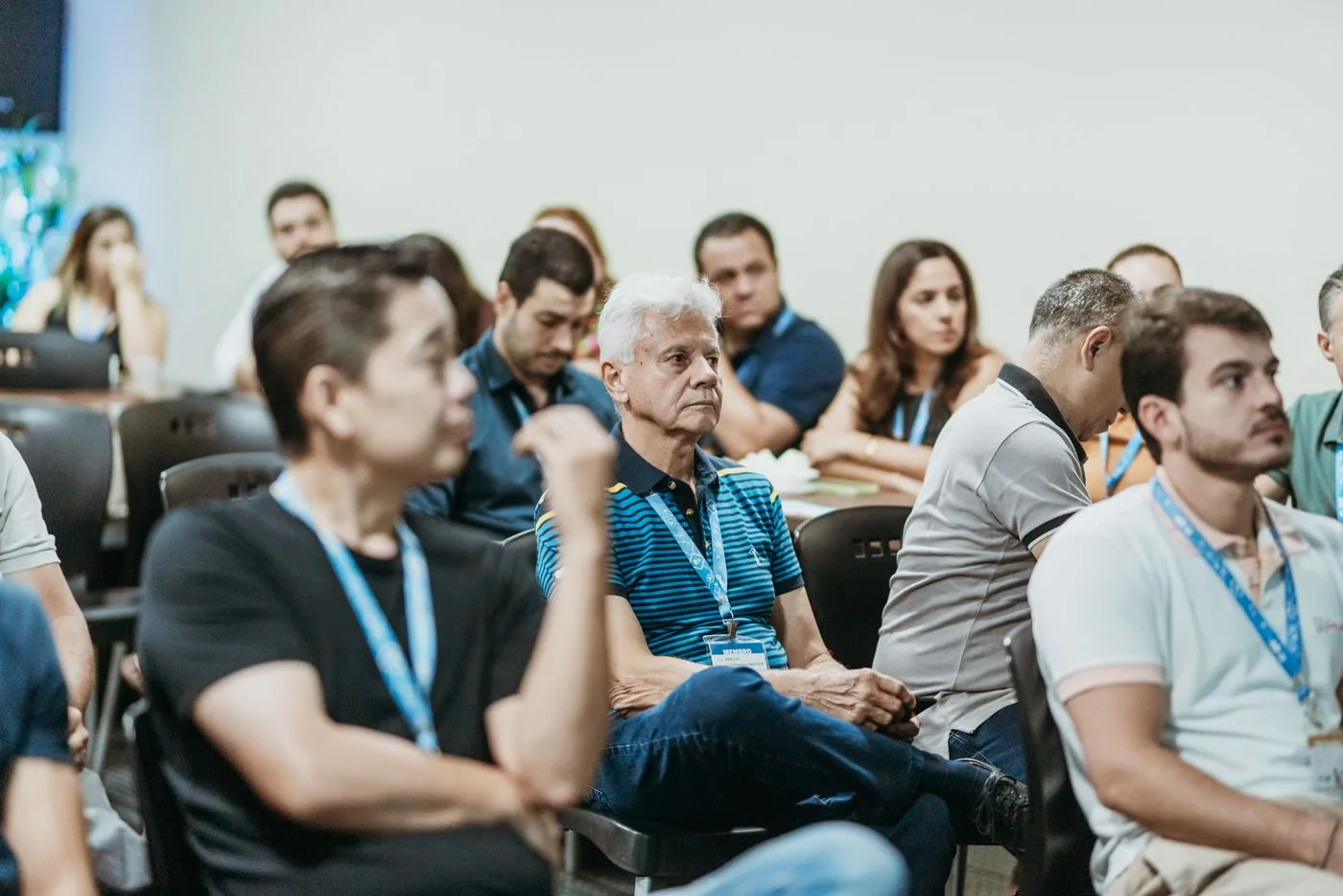 Empresários ouvindo a apresentação na reunião